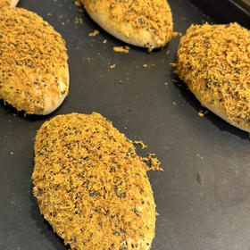 肉松包（约11:00出炉）牛肉松；沙拉夹心