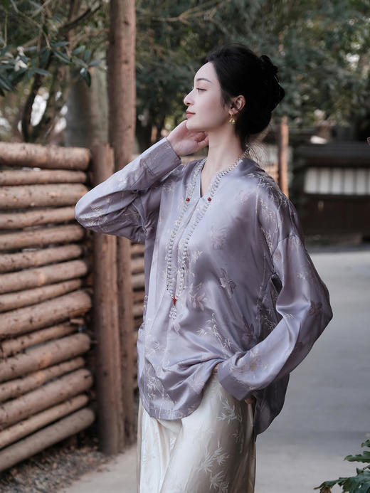 瑕疵 |盛唐牡丹 |丁香紫文竹戏蝶真丝上衣[特价品](特殊商品不退不换) 商品图1