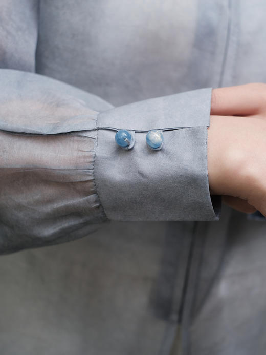 盛唐婧 |手工扎染真丝绡上衣-灰蓝 商品图3