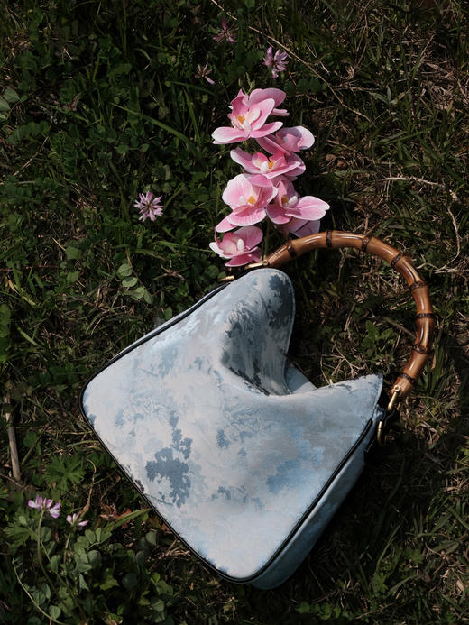 盛唐婧 |真丝山水纹竹节手提包(实物为白镶边)（特价品）(特殊商品不退不换) 商品图2