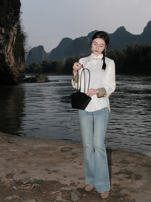 盛唐婧 |浅蓝高腰牛仔微喇裤&手拿包(粉色丝绒) 商品图2