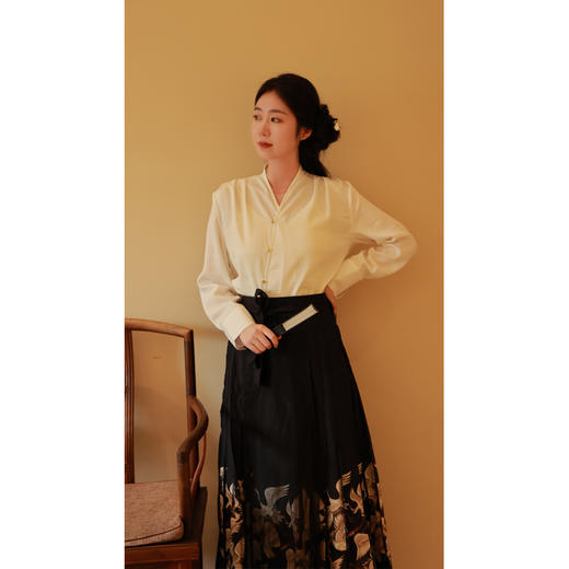 【抖音专属 】V领衬衫（23810448-玉色） 商品图2