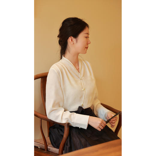 【抖音专属 】V领衬衫（23810448-玉色） 商品图3