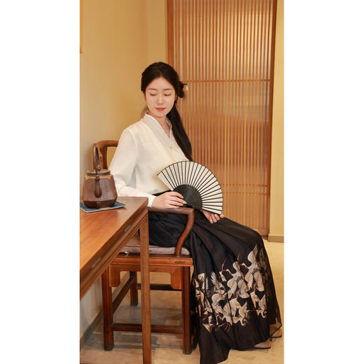 【抖音专属 】V领衬衫（23810448-玉色） 商品图4