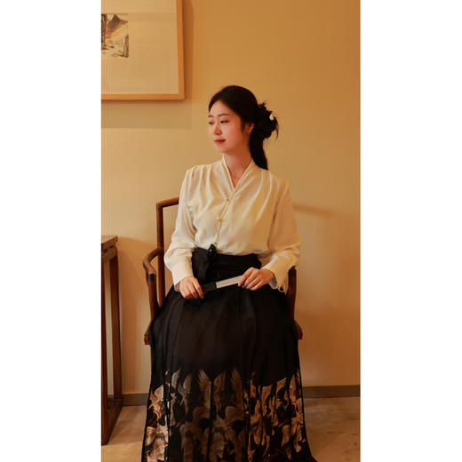 【抖音专属 】V领衬衫（23810448-玉色） 商品图1