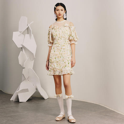 玛克门店发货：浅黄蕾丝泡泡袖收褶连衣裙茶歇裙春MC88DR031F30 商品图0