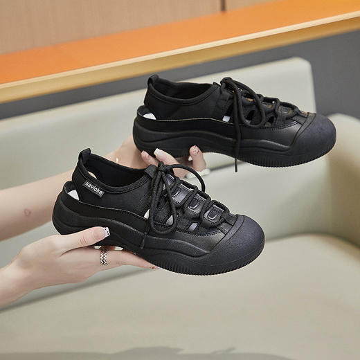 【Savioke轻便镂空凉鞋】米白色/黑色，可游玩、可户外攀岩爬山、可日常穿。上脚轻便，百搭时尚款凉鞋，镂空设计更透气，排水效果好，脚床贴合足底，柔软防滑设计~ 商品图3