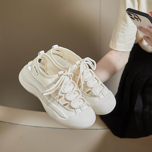 【Savioke轻便镂空凉鞋】米白色/黑色，可游玩、可户外攀岩爬山、可日常穿。上脚轻便，百搭时尚款凉鞋，镂空设计更透气，排水效果好，脚床贴合足底，柔软防滑设计~ 商品图8