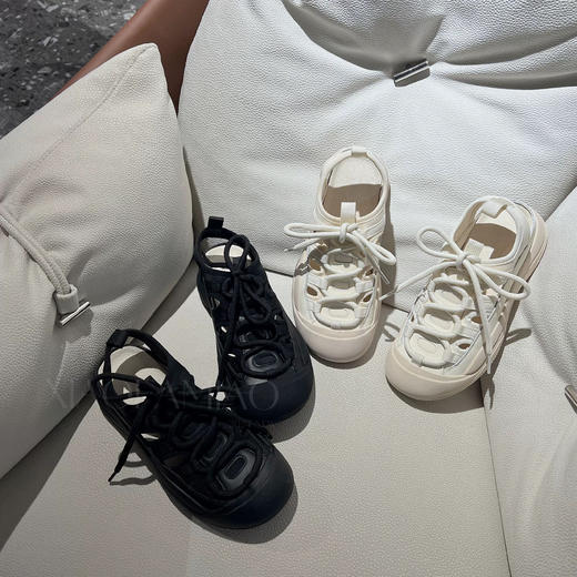 【Savioke轻便镂空凉鞋】米白色/黑色，可游玩、可户外攀岩爬山、可日常穿。上脚轻便，百搭时尚款凉鞋，镂空设计更透气，排水效果好，脚床贴合足底，柔软防滑设计~ 商品图2