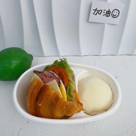 下午茶套餐二十-牛肉可颂三明治➕雪胖子