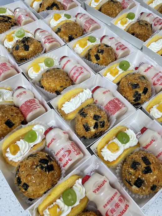 下午茶套餐十八-抱抱卷（装饰随机）+肉松小贝+养乐多 商品图0