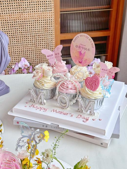 幸福向你飞来 · 纸杯蛋糕礼盒（奶油霜裱花·节日卡片多款随机装饰） 商品图0