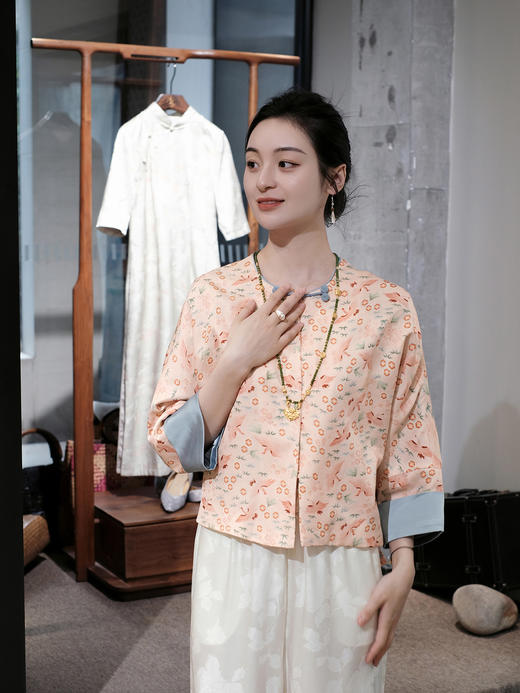 盛唐婧 |双耳盘扣花罗圆领中袖外套 商品图3