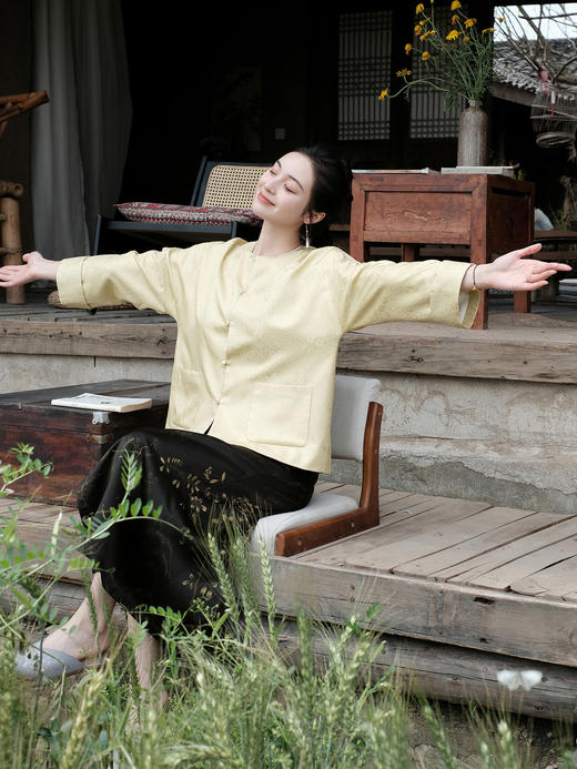 盛唐婧 |真丝花罗彩蝶纷飞提花上衣-黄色 商品图3