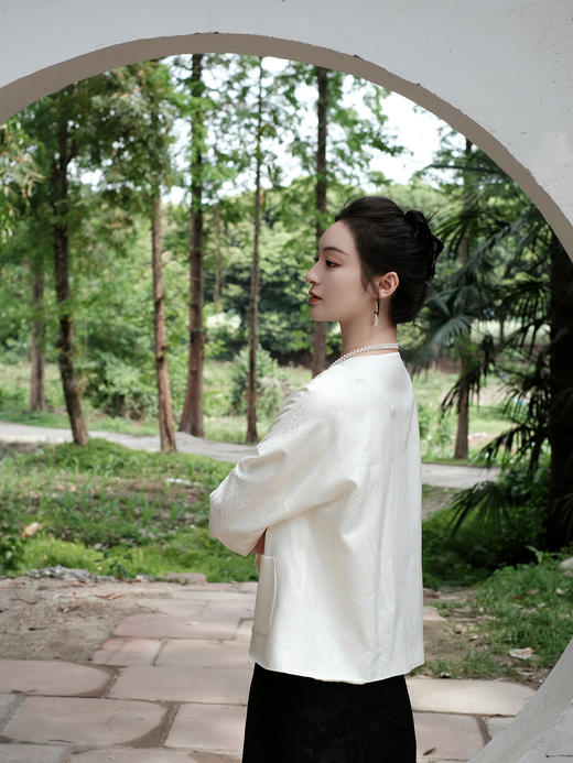 盛唐婧 |真丝花罗彩蝶纷飞提花上衣-白色 商品图4