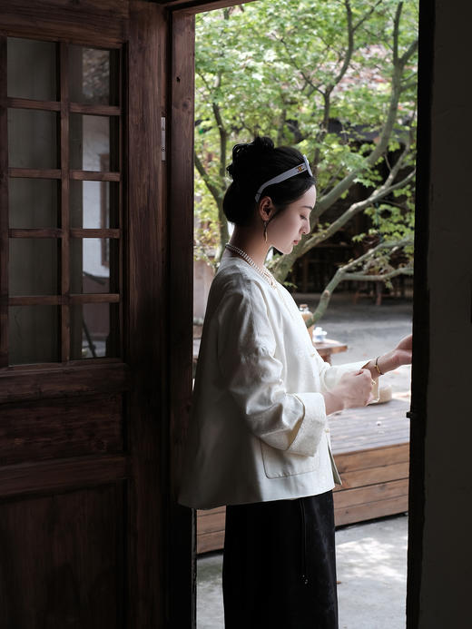 盛唐婧 |真丝花罗彩蝶纷飞提花上衣-白色 商品图9