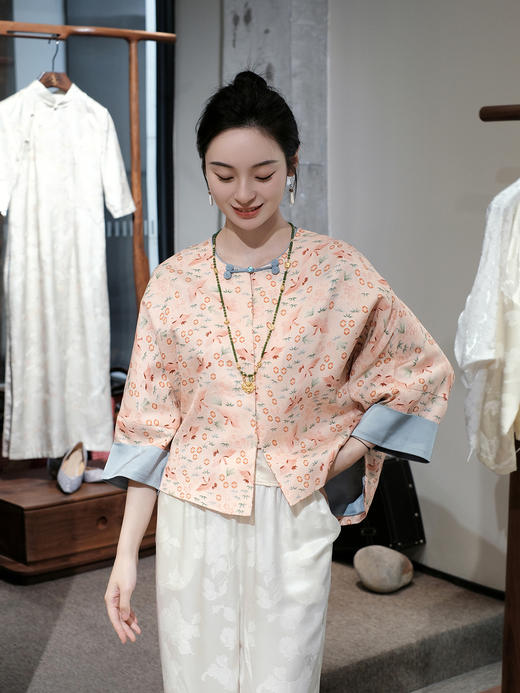 盛唐婧 |双耳盘扣花罗圆领中袖外套 商品图0
