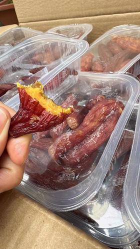 【周五到】临安带皮番薯干一盒200克 这是市场上真正的无添加香薯干。 它不加糖，不加色素，没有防腐剂