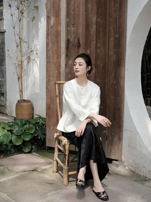 盛唐婧 |真丝花罗彩蝶纷飞提花上衣-白色 商品图5