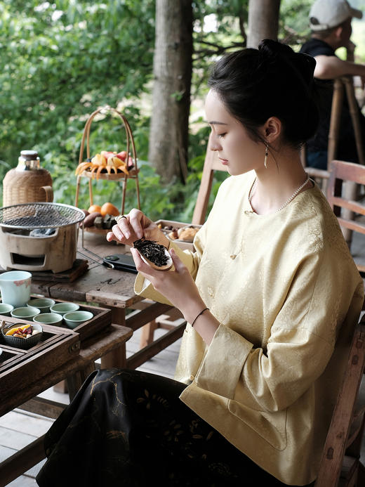 盛唐婧 |真丝花罗彩蝶纷飞提花上衣-黄色 商品图1