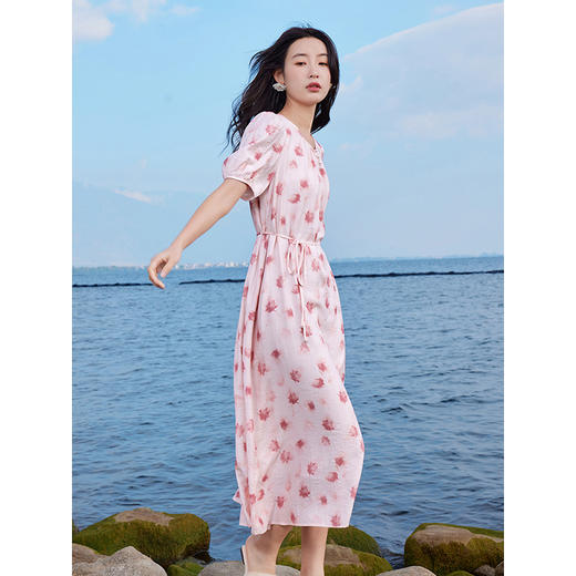 【五折购】熙世界粉色晕染碎花连衣裙2025年夏季新款浪漫温柔风泡泡袖裙子 商品图1