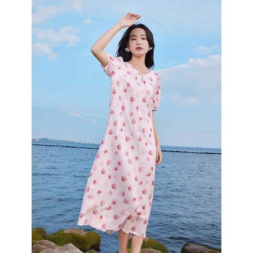 【五折购】熙世界粉色晕染碎花连衣裙2025年夏季新款浪漫温柔风泡泡袖裙子 商品图0
