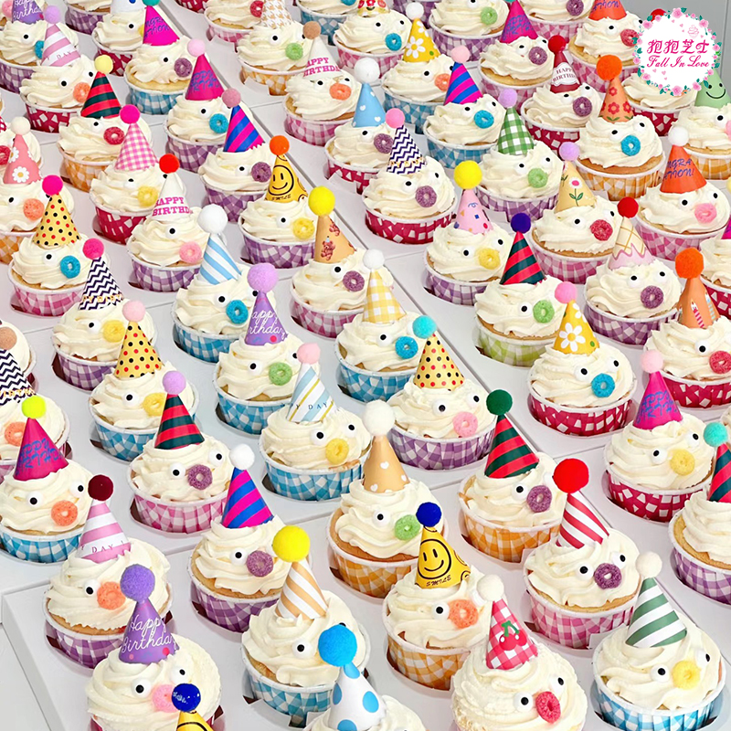 可可爱爱小帽子纸杯蛋糕 多巴胺配色，加上派对帽的加持，氛围感直接拉满