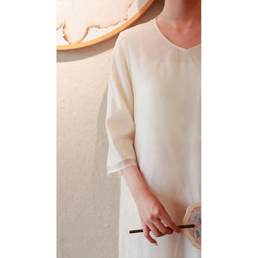 【抖音专属】V领连衣裙（24707646凝脂） 商品图4