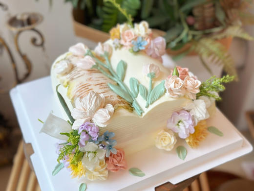 童话故事书，鲜花搭配韩式裱花，每朵鲜花都有自己的祝福，所以世界上没有完全一样的两朵花，请提前三天以上预定哦 商品图0