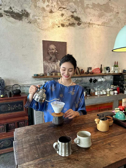 瑕疵 |盛唐牡丹 |孔雀蓝菊花纹交织提花真丝上衣[特价品](特殊商品不退不换) 商品图0