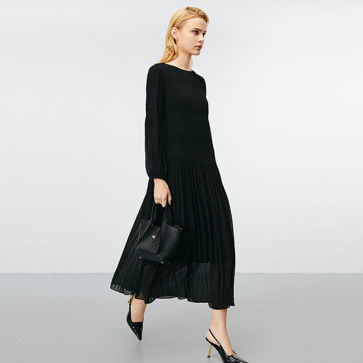 EITIE爱特爱秋季新款气质压褶飘舒适显瘦黑色连衣裙7907606 商品图3