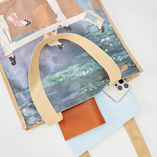 MFA美术博物馆礼遇东西系列 睡莲捣练图大容量帆布包单肩包-驼色  睡莲捣练图帆布包单肩包 商品图3