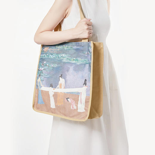 MFA美术博物馆礼遇东西系列 睡莲捣练图大容量帆布包单肩包-驼色  睡莲捣练图帆布包单肩包 商品图2