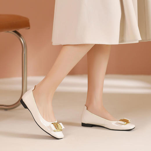 西村名物2024年秋季新款低跟金属饰扣舒软小圆头浅口单鞋T24CE38311 商品图2