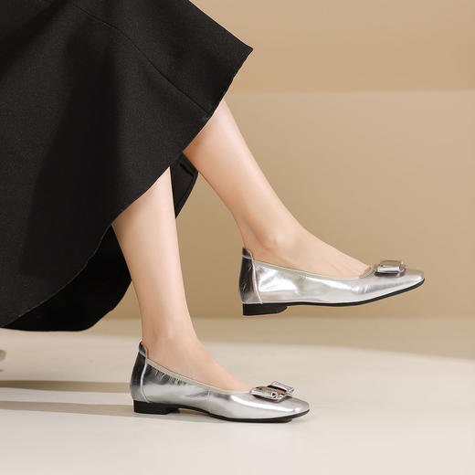 西村名物2024年秋季新款低跟金属饰扣舒软小圆头浅口单鞋T24CE38311 商品图4