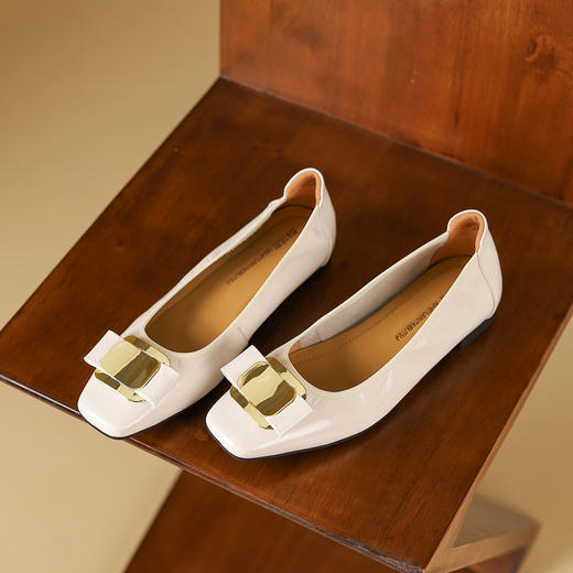 西村名物2024年秋季新款低跟金属饰扣舒软小圆头浅口单鞋T24CE38311 商品图6