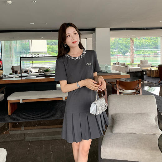 [奢姿轻奢系列]钉珠百褶连衣裙大码女装夏季新款胖妹妹圆领裙子8942826491 商品图2