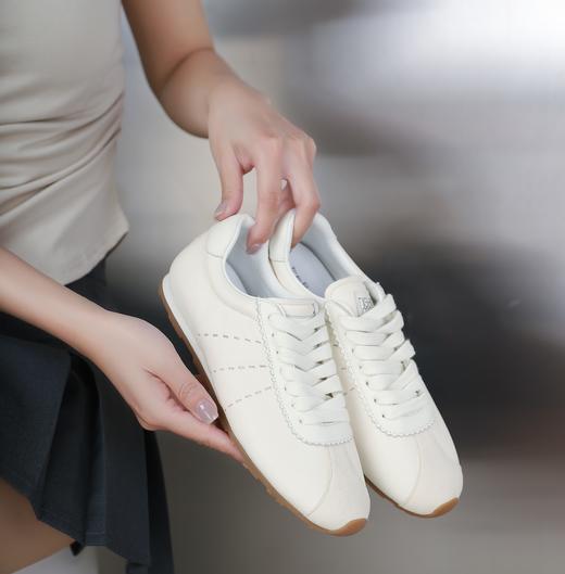 西村名物2024夏季新品真皮轻便软底粉色流行平底时尚休闲运动鞋女T24CM38371 商品图1