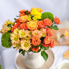 【暮色回响】辉煌玫瑰3支+橙色三文鱼小雏菊3支+黄色小雏菊1支+橙色芭比多头玫瑰2支+绿毛球2支/份（静静设计）