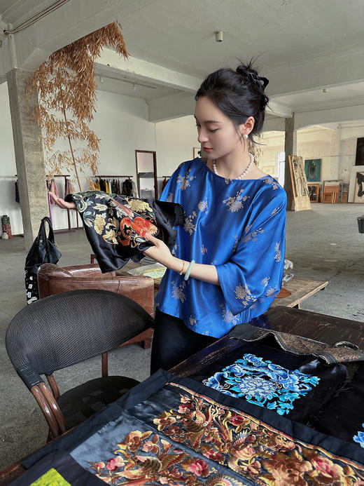 瑕疵 |盛唐牡丹 |孔雀蓝菊花纹交织提花真丝上衣[特价品](特殊商品不退不换) 商品图1