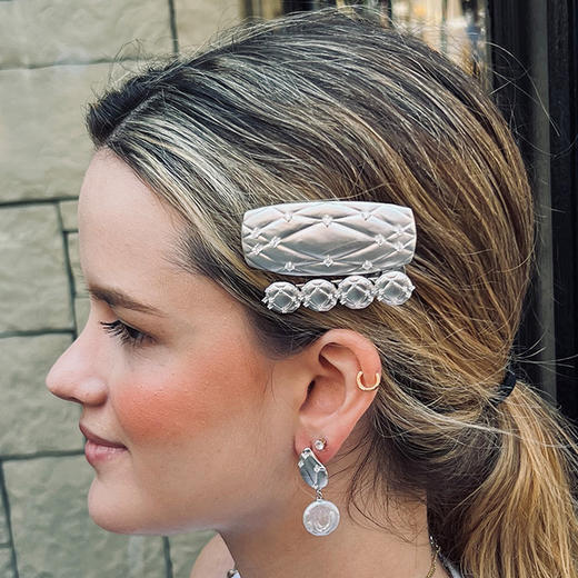 [福利价]lost in echo2024秋季新款高级时尚银色枕头系列夹子侧边发夹发卡女 商品图2