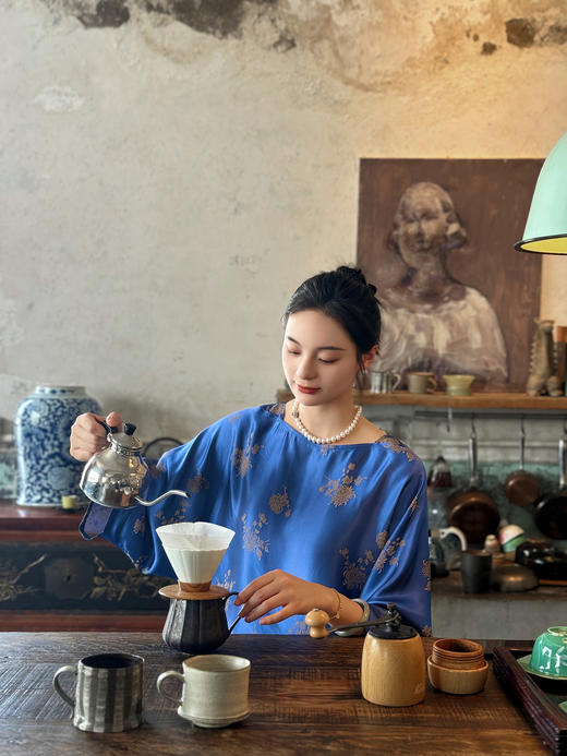 瑕疵 |盛唐牡丹 |孔雀蓝菊花纹交织提花真丝上衣[特价品](特殊商品不退不换) 商品图2