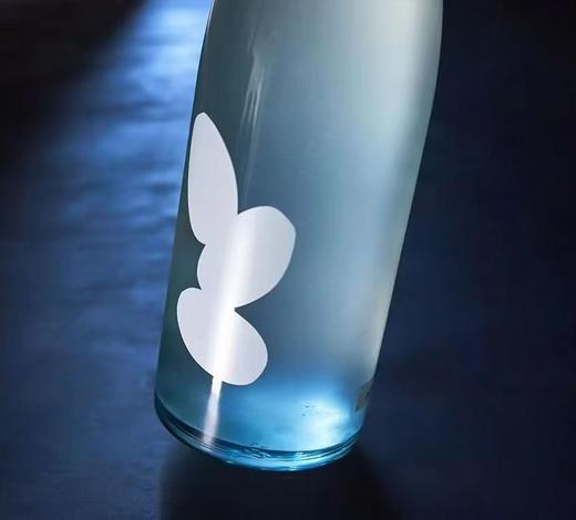 推荐超高颜值也超级网红清酒，清酒界潮牌大岭酒造，入口是麝香葡萄和荔枝的甘酸味道，有白玫瑰和苹果香气，口感顺滑如鲜榨果汁，微微的气泡感滑过舌尖带来一点酥麻，可谓是视觉和味觉的双重顶级体验！ 商品图1