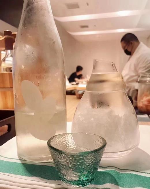 推荐超高颜值也超级网红清酒，清酒界潮牌大岭酒造，入口是麝香葡萄和荔枝的甘酸味道，有白玫瑰和苹果香气，口感顺滑如鲜榨果汁，微微的气泡感滑过舌尖带来一点酥麻，可谓是视觉和味觉的双重顶级体验！ 商品图2