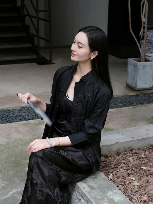 盛唐婧 |真丝花罗百搭对襟衬衫-黑色 商品图2