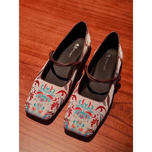 【抖音专属】女单鞋（21C25B-25-93-杏色） 商品图0