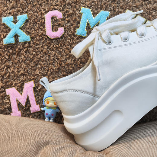 西村名物2024年秋季新款超轻厚底牛皮革猪皮垫舒适透气小白鞋T24CM38801 商品图5