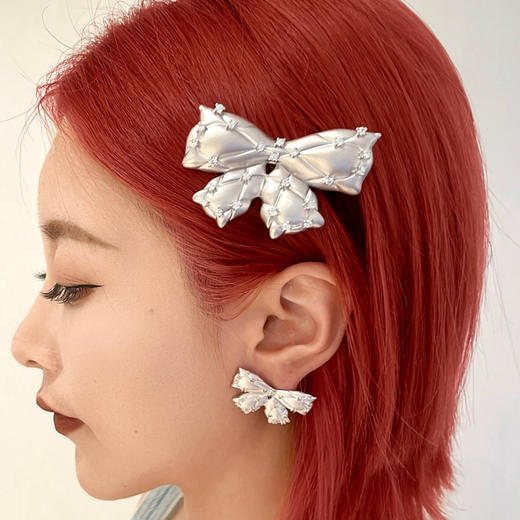 [福利价]lost in echo2024秋季新款高级银色膨胀蝴蝶结枕头立体耳钉耳环女 商品图3