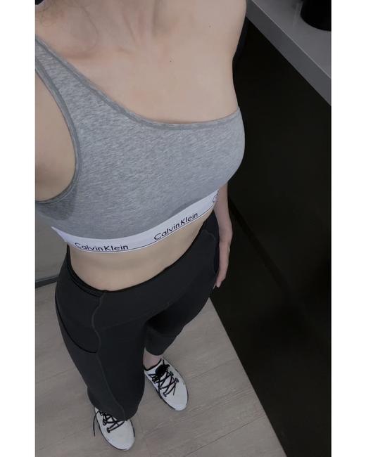 .清仓！！一套入！公司正品！！粉盒女士套装黑、灰配色 CK 女士无钢圈运动内衣套装     文胸➕内裤   斜肩内衣套装 商品图5