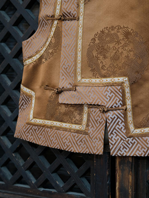 瑕疵|盛唐婧 |中式国风万字纹库缎琵琶襟马甲-古铜色[特价品](特殊商品不退不换) 商品图10